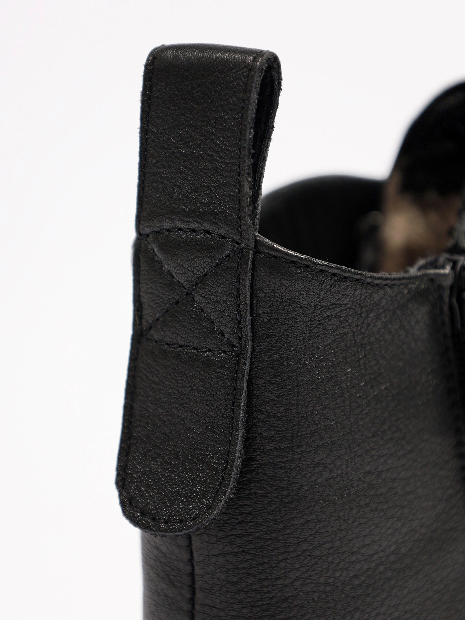 Ботинки черного цвета на среднем широком каблуке